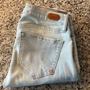 Ditto light wash legging low rise skinny jean stretchy. Rips on both legs.